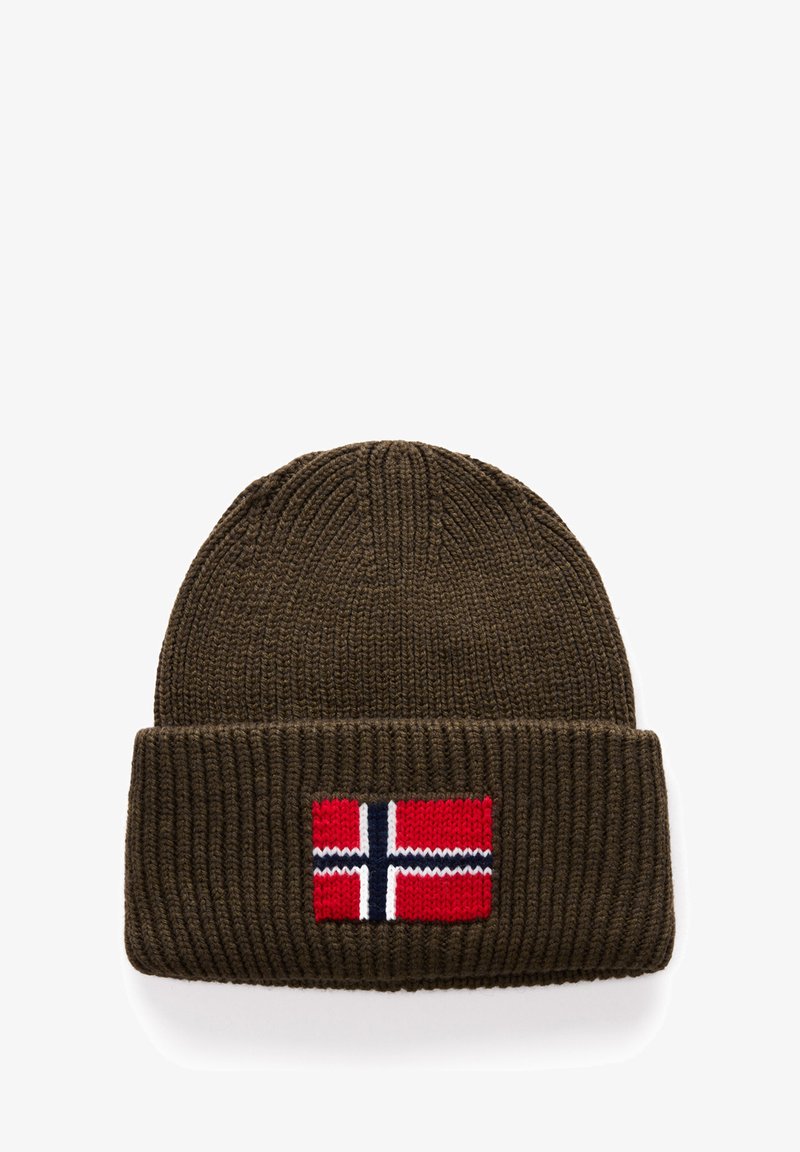 Gebreide donkergroene beanie met een omgeslagen rand en een geborduurde Noorse vlag in rood, wit en blauw. Geweven ribbelpatroon over de hele pet.