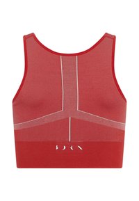 Rotes Sport-Crop-Top aus strukturiertem Stoff. Verfügt über ein Racerback-Design, weiße dekorative Nähte und ein Logo am unteren Saum.
