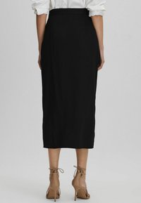 Reiss REGULAR FIT-ZARIA HIGH RISE DRAPED MIDI - Puzdrová sukňa - black