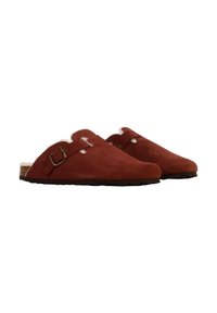Zoccoli rossi in suede con una morbida fodera in lana e una fibbia metallica di lato. Suola texturizzata per una buona aderenza, design open-toe.