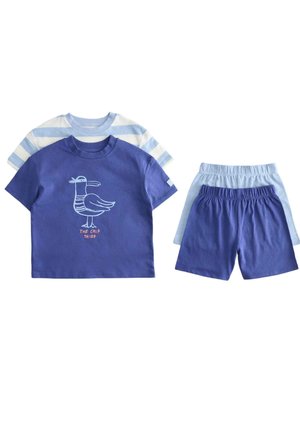Dwa zestawy ubrań dziecięcych: niebieska koszulka z grafiką ptaka i tekstem, w zestawie z niebieskimi szortami; biała i niebieska koszulka w paski z jasnoniebieskimi szortami.