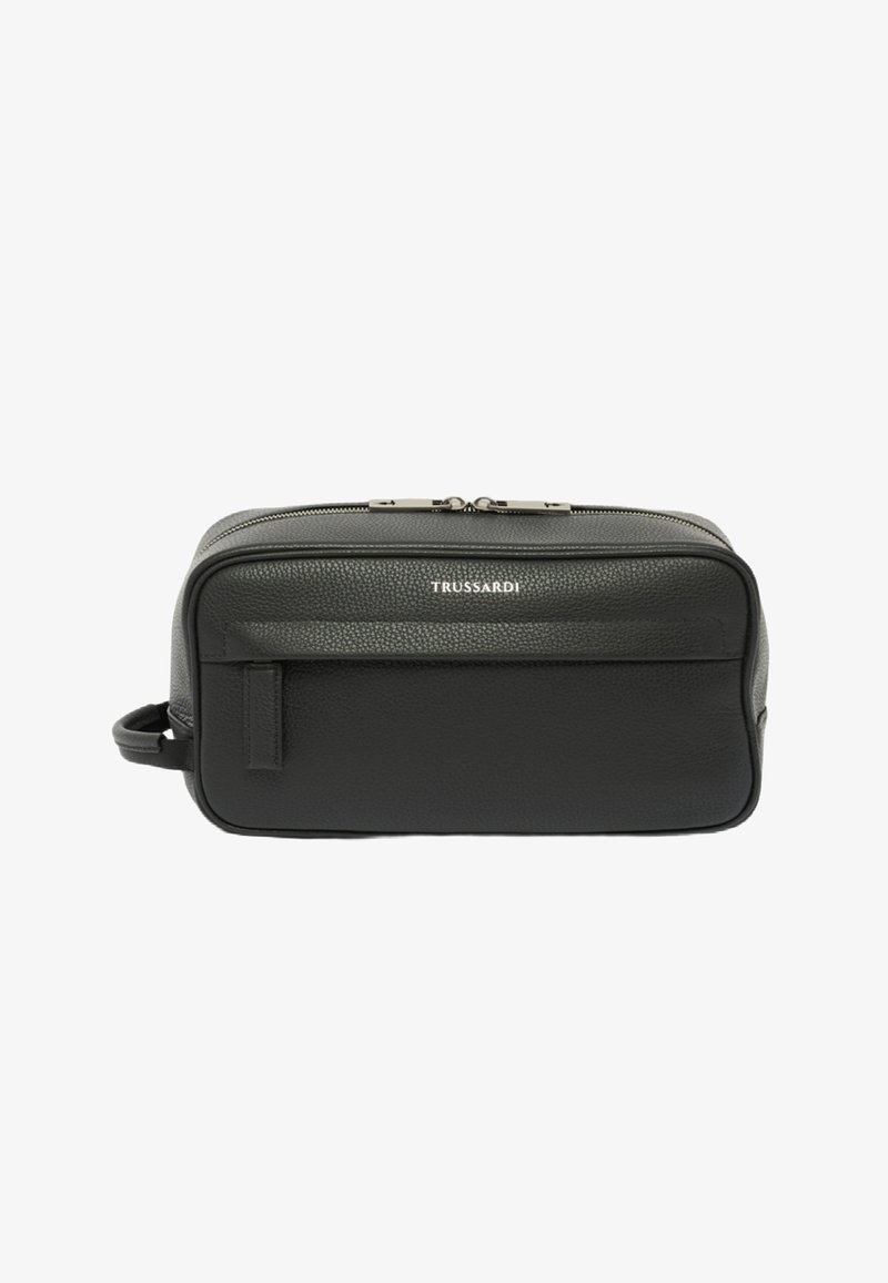 Necessaire in pelle nera con texture, tasca frontale, chiusura con zip, manico laterale e logo "TRUSSARDI" in lettering argentato.