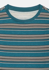 Μπλούζα με μπλε, μαύρες και λευκές οριζόντιες ρίγες, λαιμόκοψη και ετικέτα μεγέθους 7/8 (122/128 εκ.) με την επωνυμία FRIBOO στο εσωτερικό του γιακά.