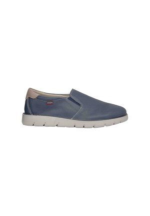 Zapato azul de cuero tipo slip-on con un acabado texturizado, tacón beige contrastante y suela de goma blanca con ranuras para tracción.