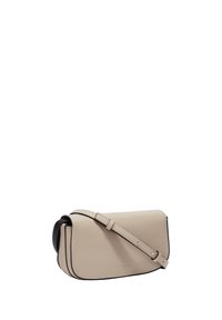 Borsa a tracolla in pelle beige con accenti neri, design arrotondato, tracolla regolabile e dettagli in metallo argentato. Texture liscia con una finitura pulita.