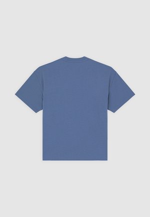 Camiseta de manga corta en azul sólido, con cuello redondo y tela suave y texturizada. Vista trasera muestra una superficie lisa sin gráficos.