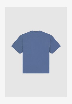 Camiseta de manga corta en azul sólido, con cuello redondo y tela suave y texturizada. Vista trasera muestra una superficie lisa sin gráficos.