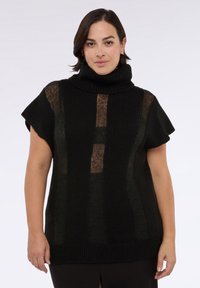 Suéter negro de punto con cuello alto y mangas cortas, que presenta paneles transparentes y sólidos, textura acanalada y un diseño de ajuste relajado.