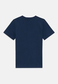 T-shirt en coton bleu marine à manches courtes, col rond standard et design uni. Texture douce, sans motifs ni accents visibles.