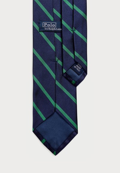 Cravat din mătase navy cu dungi diagonale verzi; prezintă o etichetă care indică "Polo by Ralph Lauren" și "Fabricat manual în Italia." Textură netedă.