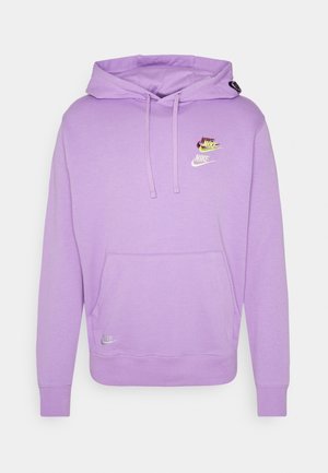 Lavendelfarvet Nike-hoodie med front-kængurulomme, justerbar snøre i hætten og tre flerfarvede Nike-logoer på brystet og nederste venstre side.