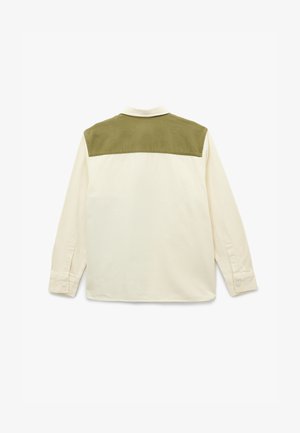 Langärmliges Hemd mit einem cremefarbenen Vorderteil und einem olivgrünen Wildleder-Rückenpaneel, ausgestattet mit knöpfbaren Manschetten und einem klassischen Kragen.