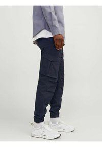 Jack & Jones JPSTKANE JJNOAH CUFFED - Reisitaskuhousut - dark navy