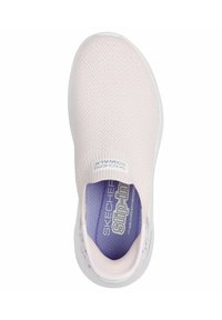 Zapato ligero de color rosa claro, tipo slip-on, con una parte superior de malla texturada y transpirable, suela blanca y plantilla de espuma viscoelástica refrigerada por aire. Logotipo en la lengüeta.