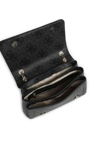 Portafoglio in pelle nera con esterno testurizzato, multiple comparti e hardware in argento. L'interno presenta una tasca con zip e fodera con logo del marchio.