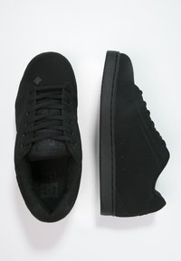Sorte sneakers med en glat overdel, snørebåndsdesign, polstret krave og gummisål. Strukturerede accenter på siden.