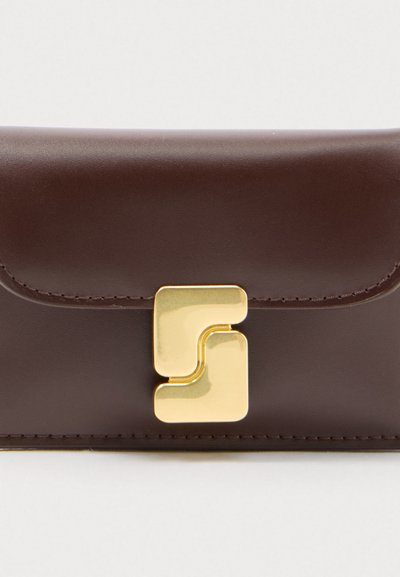 Portafoglio in pelle marrone con un design elegante e una chiusura geometrica dorata. Presenta cuciture sottili lungo i bordi e una texture liscia.