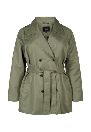 Trench coat verde oliva realizzato in tessuto liscio, con chiusura doppiopetto, ampio colletto e una cintura in vita, dotato di due tasche laterali.