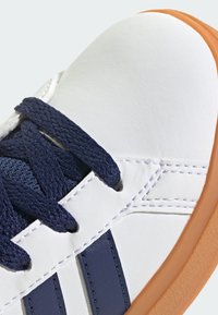 adidas Sportswear GRAND COURT 2.0 - Training shoe - cloud white dark blue gum