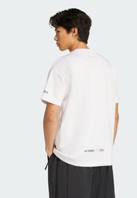 Adidas Terrex AERO GRAPHIC - Marškinėliai su spaudiniu - white