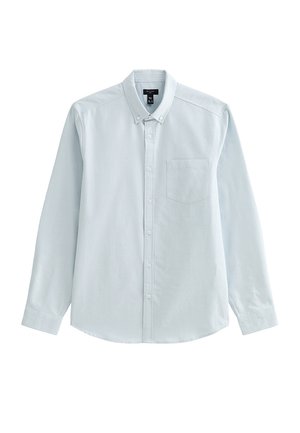Jasnoniebieska koszula z długim rękawem zapinana na guziki, z zapinanym kołnierzykiem i pojedynczą kieszenią na piersi, prezentowana na białym tle.