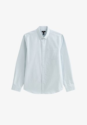 Jasnoniebieska koszula z długim rękawem zapinana na guziki, z zapinanym kołnierzykiem i pojedynczą kieszenią na piersi, prezentowana na białym tle.