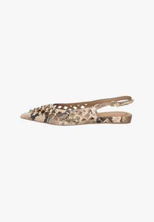 Ballerina slingback a punta con motivo in pelle di serpente beige, forme a diamante ritagliate e borchie rotonde dorate sulla parte anteriore superiore.