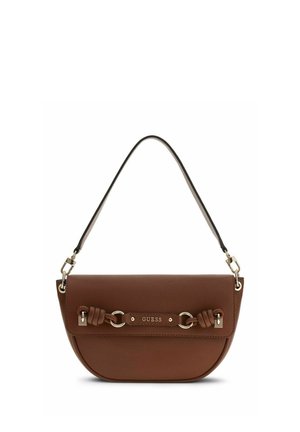 Borsa a tracolla a mezzaluna in pelle marrone con dettagli annodati sulla tracolla e accessori in tono oro incisi con il logo "GUESS".
