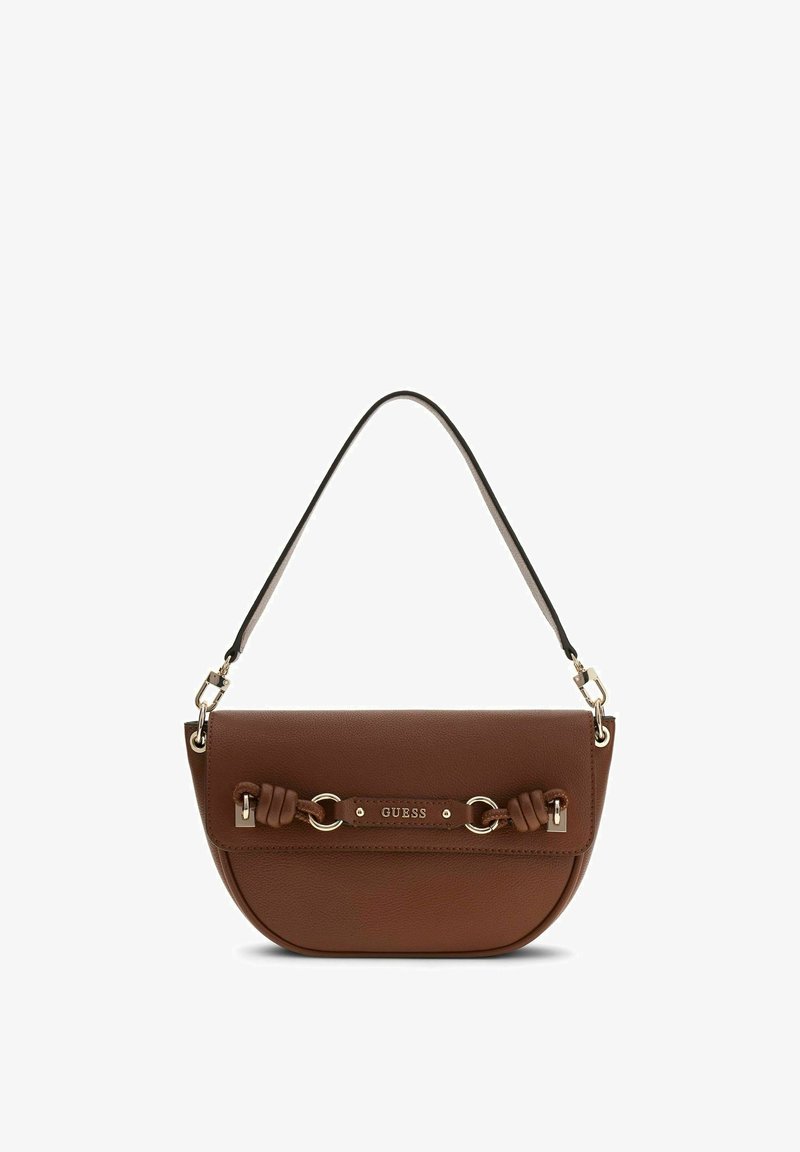 Sac à bandoulière demi-lune en cuir marron avec des détails noués sur la lanière et des ferrures dorées gravées du logo "GUESS".