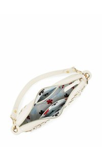 Bílá kožená kabelka se zipovým uzávěrem, modrým vnitřkem s květinovým vzorem a červenými a černými akcenty, a odnímatelným ramenním popruhem.