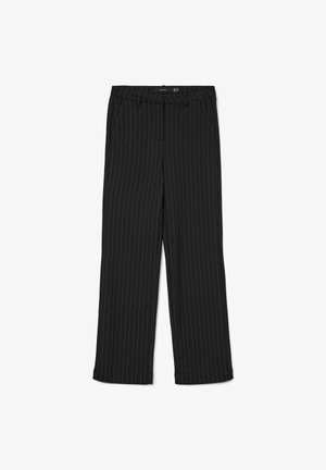 Pantaloni neri a righe con design a gamba dritta, dotati di una vita piatta e tasche laterali. Realizzati in un tessuto morbido, con una texture sottile.