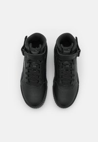 Svarta högskor med texturerad läderöverdel, snörning, vadderad krage och gummisul med subtil logotyp på tungan.