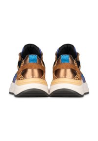 Sneakers con un design multi-materiale caratterizzato da rete nera, accenti bronzo, dettagli blu e una texture a stampa leopardata sul tallone.