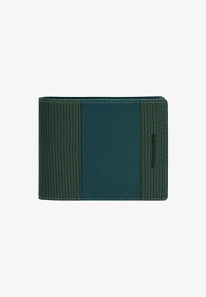 Cartera verde con un lado de tela texturizada y una sección lisa similar al cuero. Diseño compacto rectangular con bordes cosidos.