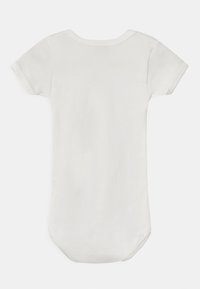 Weißer Kurzarm-Body aus weichem Baumwollstoff. Mit rundem Halsausschnitt und abgerundetem Saum. Einfaches Design ohne Muster oder Akzente.