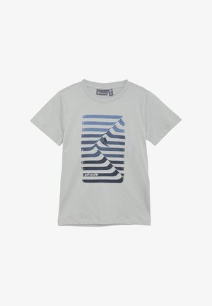 Világosszürke pamut póló rövid ujjakkal, kék csíkos absztrakt hegygrafikával és az alján "surf way of life" felirattal.