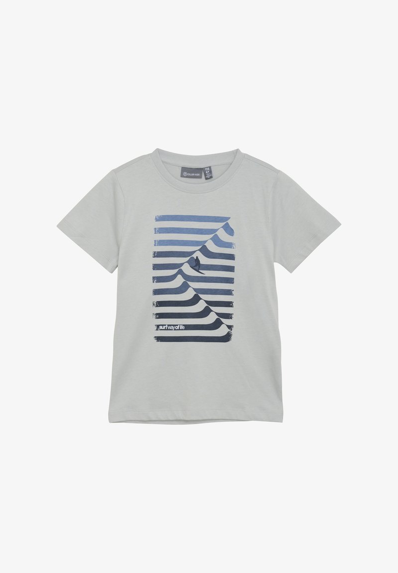 Svetlo sivé bavlnené tričko s krátkymi rukávmi s modrým pruhovaným abstraktným horským grafikou a textom "surfovanie je spôsob života" na spodnej strane.