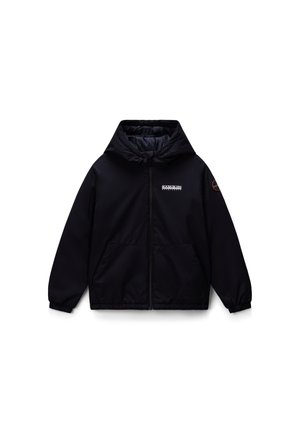 Chaqueta con capucha negra hecha de tela suave. Presenta un cierre delantero, dos grandes bolsillos, puños elásticos y un logo en el pecho.
