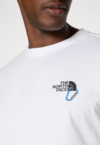 The North Face EXPLORE CARABINER RELAXED TEE UNISEX - Marškinėliai su spaudiniu - white