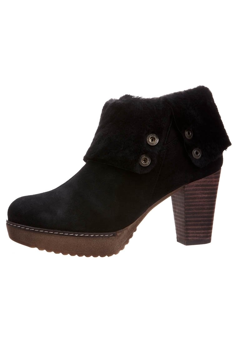 Schwarze Wildleder-Ankle Boots mit einem Kunstfellbund, ausgestattet mit zwei dekorativen Knöpfen. Sie verfügen über einen klobigen Holzabsatz und eine strukturierte Gummisohle.