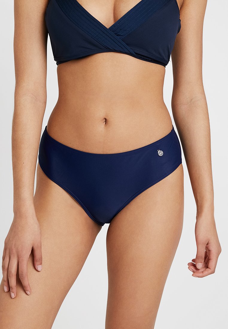 Navyblauw bikini-top met een kruisoverontwerp en textuurdetails, gecombineerd met bijpassende hoge bikini-broekjes. Glad materiaal.
