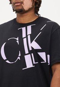 Calvin Klein Jeans SCATTERED LOGO TEE - Print T-shirt - lilac/black