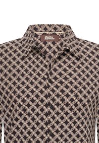 Camicia marrone con bottoni, caratterizzata da un motivo ovale ripetuto in crema, rosso e giallo. Realizzata in tessuto leggero con colletto classico.