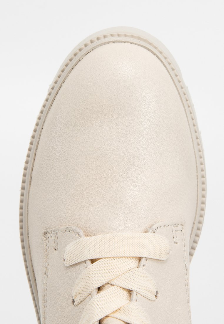 Cremefarbene Leder-Sneaker mit glatter Oberfläche. Verfügt über flache Schnürsenkel und eine strukturierte Gummisohle. Abgerundete Zehenform und zurückhaltendes Design.