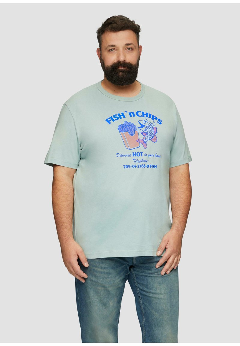Jasnoniebieska bawełniana koszulka z krótkim rękawem, z grafiką "FISH 'n CHIPS" oraz wzorem frytek. Łączona z niebieskimi dżinsami.