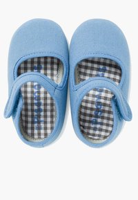 Jasnoniebieskie buty materiałowe z wyciętymi bokami i paskiem na rzep. Wewnętrzna podszewka w szaro-białą kratkę. Okrągły czubek, płaska podeszwa.