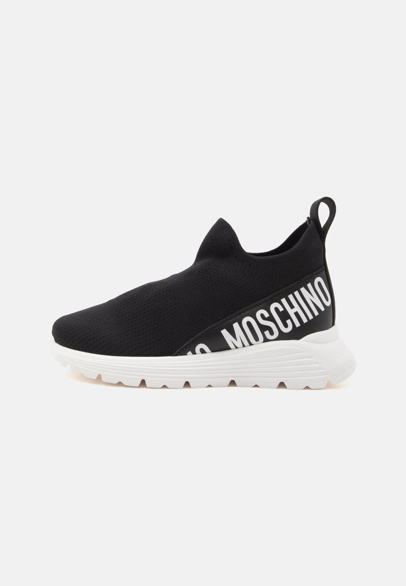 Μαύρο παπούτσι τύπου slip-on με λευκή παχιά σόλα και μεγάλο λευκό κείμενο "MOSCHINO" στη πλευρά και στην πίσω θηλιά.