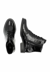 Botines de charol negro con punta redonda, cordones en la parte delantera, cremallera lateral, acabado texturizado y suela baja y gruesa.