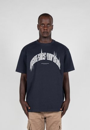 Marineblå bomulds T-shirt med korte ærmer med en hvid grafisk tekstdesign i en buet form over brystet.
