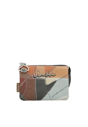 Piccola pochette con zip dal design patchwork multicolore, logo Anekke in metallo e borchie decorative sul pannello frontale.